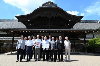 写真：川越城御城印寄贈の記念撮影