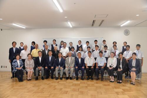 写真：結団式記念撮影