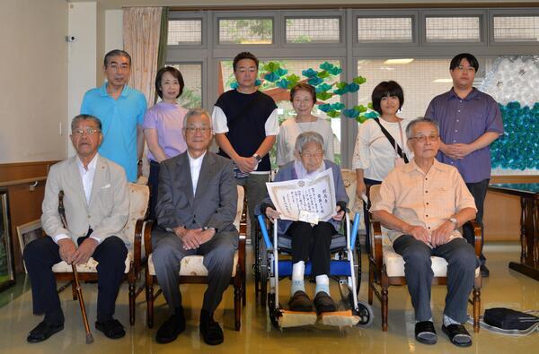 写真：ナカ様とご家族皆様の記念撮影