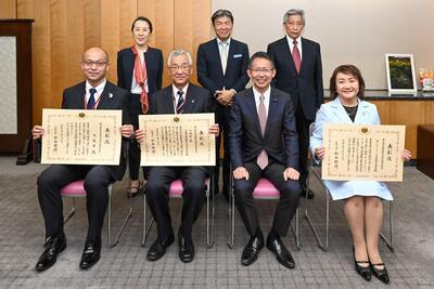 写真：総務大臣賞表彰式の様子