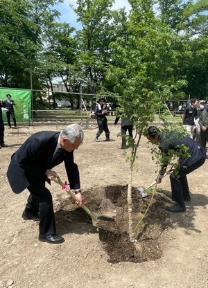 写真：川越市長による植樹