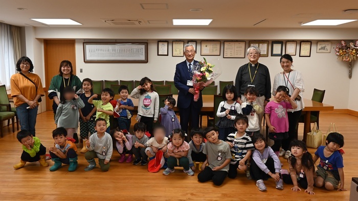 写真：初雁幼稚園の園児のみなさんと市長
