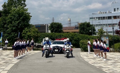 写真：白バイ、パトカー出発の様子