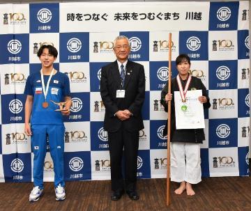 写真：小野美和選手と猪鼻碧人選手の表敬訪問の様子