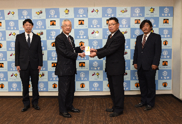 写真：川越緑地協会様から寄付金受領の様子