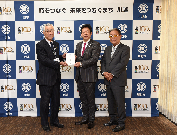 写真：ヤマダ産業株式会社様から寄付金受領の様子