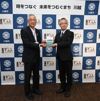 写真：「川越の建物 蔵造り編」寄贈の様子