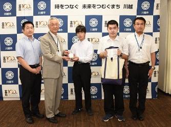 写真：川越工業高校化学科のみなさんからエコマグ寄贈の様子