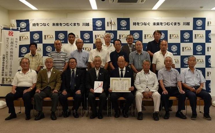 写真：川越市自治会連合会様から寄附金受領の様子