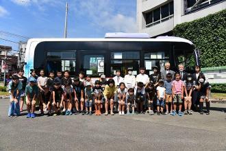 写真：川越シャトルラッピング車両と子どもたちの様子