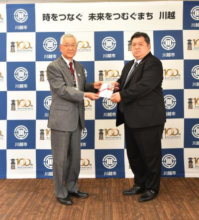 写真：野村證券株式会社川越支店様から寄附金受領の様子