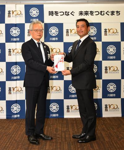 写真:東都発条株式会社様から寄附金受領の様子