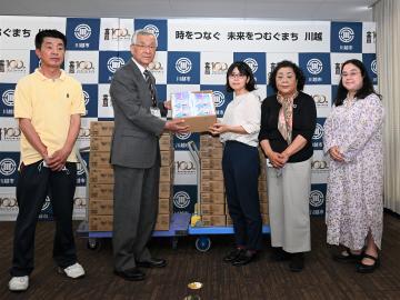 写真：生理用品寄贈の様子