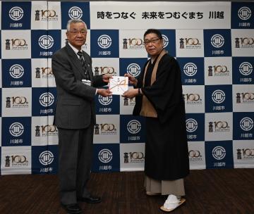 写真：蓮馨寺様から寄附金受領の様子