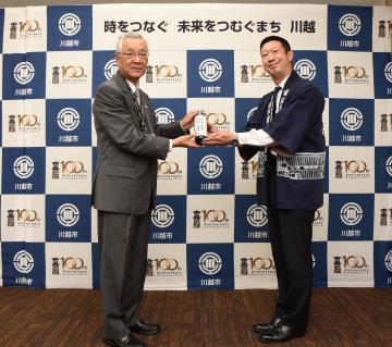 写真：笛木醤油株式会社様から「常若」寄贈の様子