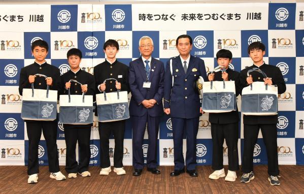 写真：中学生と市長との記念撮影
