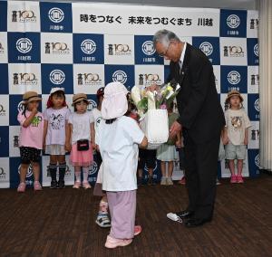 写真：初雁幼稚園のみなさんから花束のプレゼントの様子