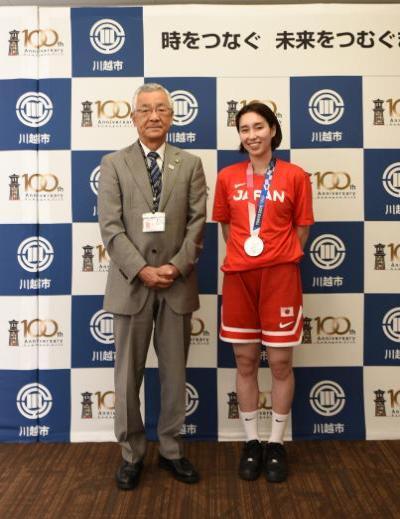 写真：宮崎早織選手から銀メダル獲得の報告の様子