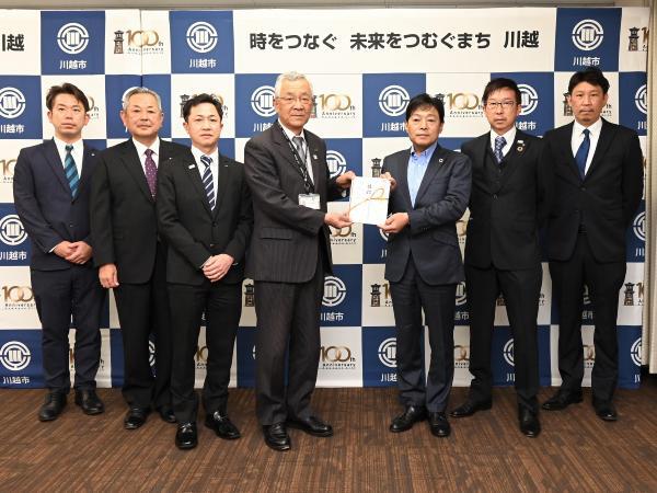 写真：川越市建設産業団体連合会様から寄附金受領の様子