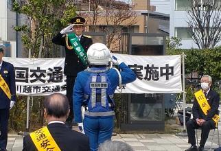 写真：一日署長に敬礼する様子