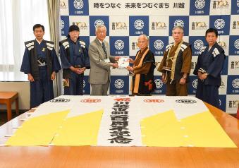 写真：のぼり旗寄贈の様子