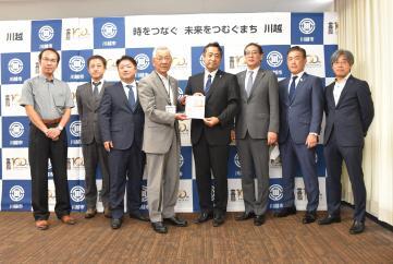 写真：埼玉県社会保険労務士会川越支部様から寄附金受領の様子