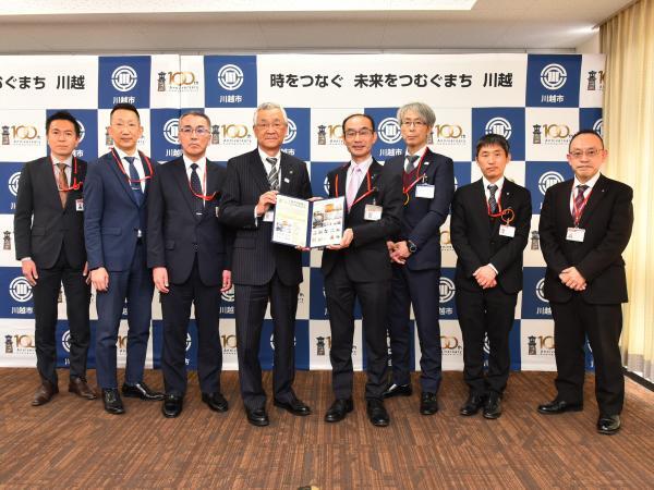 写真：「市制施行100周年記念フレーム切手」寄贈式の様子