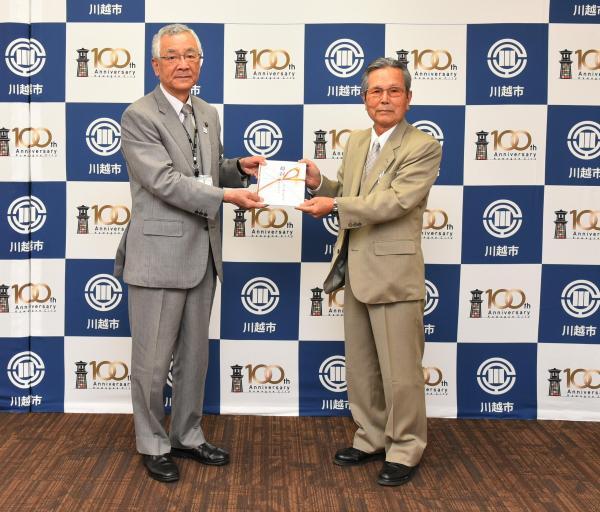 写真：川越市園芸総合展実行委員会様から寄附金受領の様子