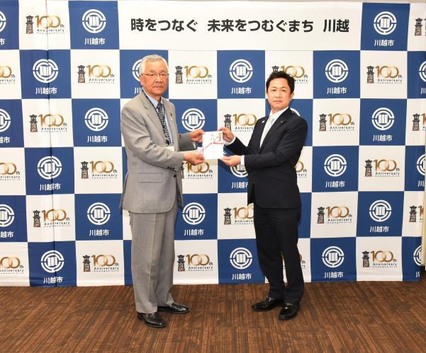 写真：埼玉設備工業株式会社様から寄附金受領の様子