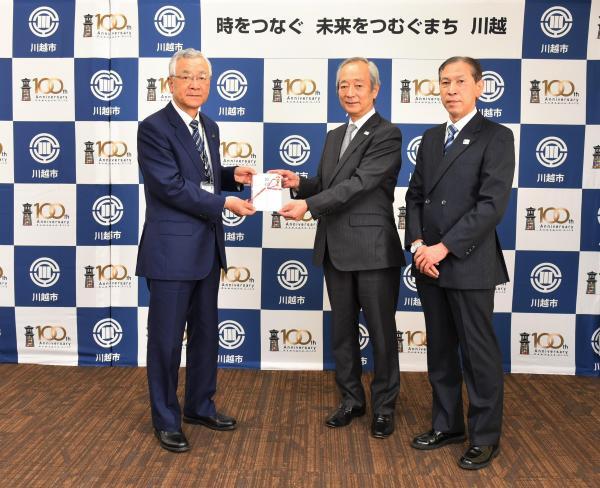 写真：株式会社フカワビジネス様から寄附金受領の様子