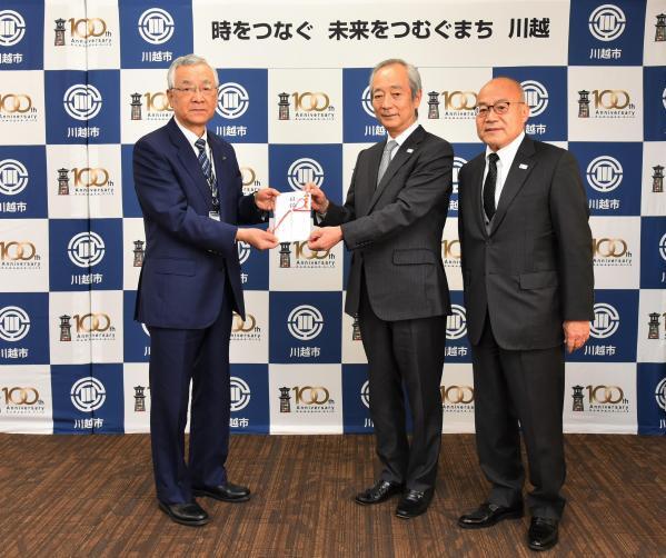 写真：協同組合川越バンテアン様から寄附金受領の様子