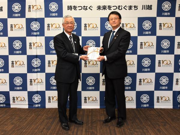写真：岩堀建設工業株式会社様から寄附金受領の様子