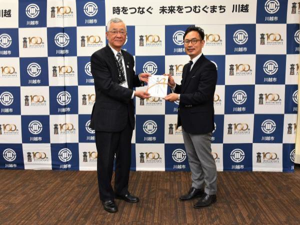 写真：株式会社協同商事様から寄付金受領の様子