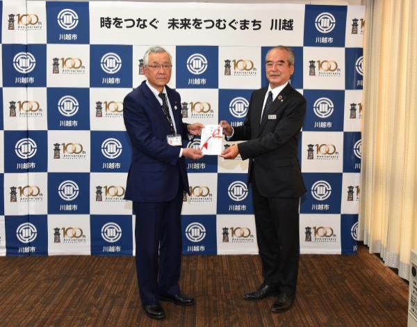 写真：川木建設株式会社様から寄附金受領の様子
