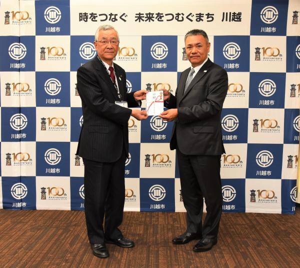 写真：川越東部工業会協同組合様から寄附金受領の様子