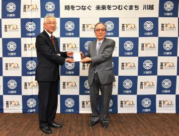 写真：医療法人愛和会愛和病院様から寄附金受領の様子