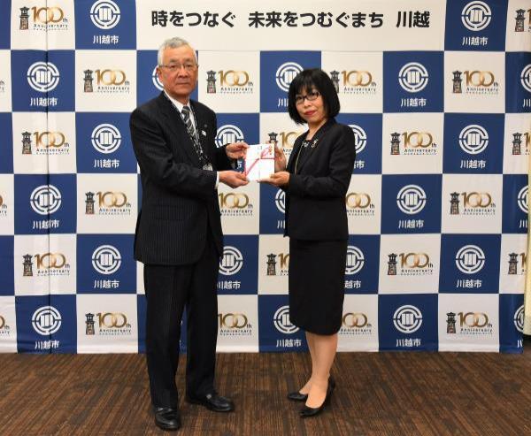 写真：あいおいニッセイ同和損害保険株式会社様から寄附金の受領