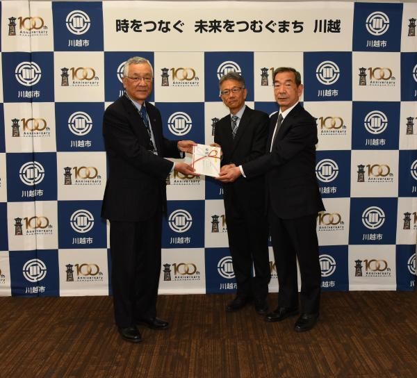 写真：寄附金受領の様子