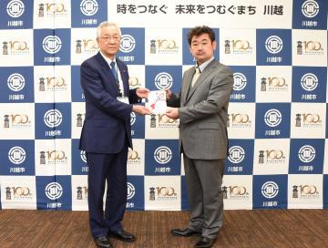 写真：株式会社シオノ工業様から寄附金受領の様子