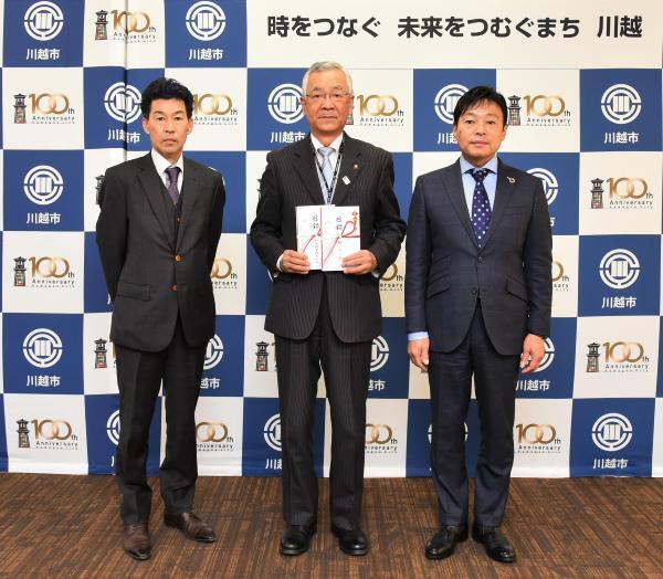 写真：市制施行100周年記念事業の寄附金受領の様子