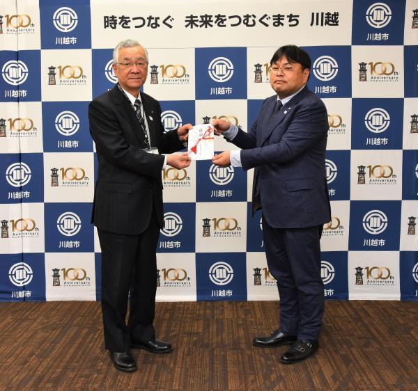 写真：三光建設株式会社様から寄附金受領の様子
