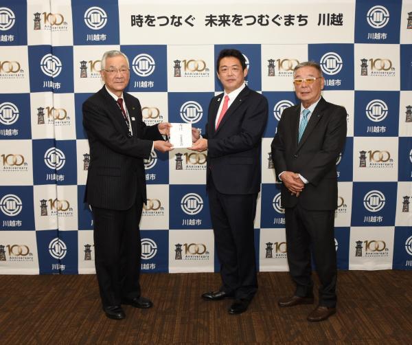 写真：ヤマダ産業株式会社様から寄附金受領の様子