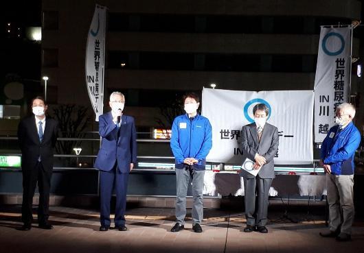 写真：点灯式で挨拶する川合市長