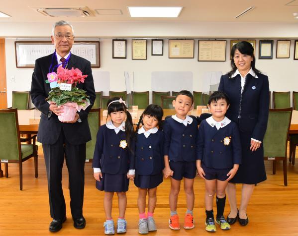 写真：川越双葉幼稚園の年長さんと記念撮影