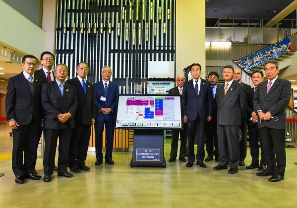 写真：タッチパネルディスプレイの除幕式の様子