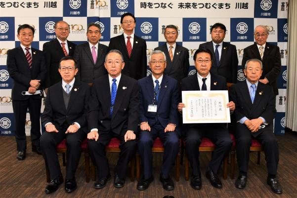 写真：感謝状の贈呈の様子