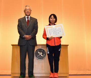写真：埼玉県立川越女子高等学校にて西田選手と川合市長