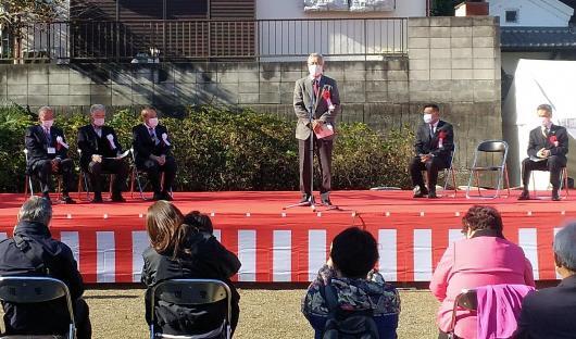 写真：挨拶をする川合市長