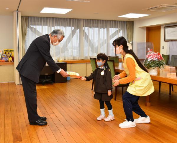 写真：ひまわり幼稚園の園児さんご訪問の様子