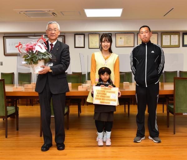 写真：ひまわり幼稚園の園児さんと記念撮影